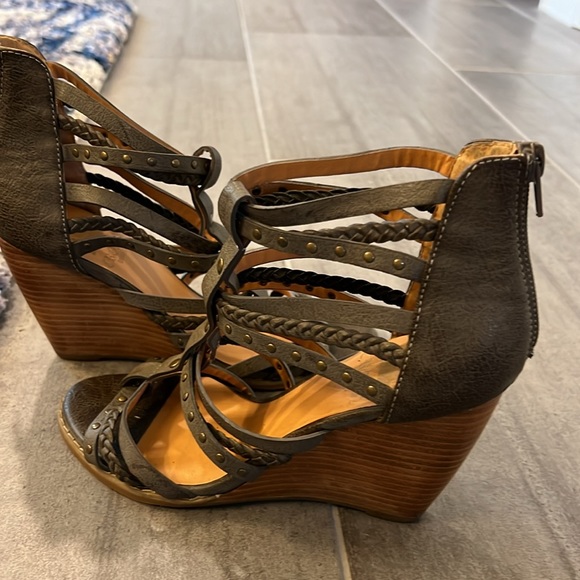 Gray gladiator platform sandals size 7.5 - Picture 5 of 5